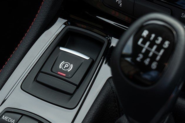 Poussez la main sur le bouton de frein à main électronique dans une voiture  moderne de luxe 12592486 Photo de stock chez Vecteezy