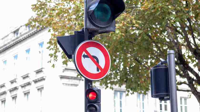 Interdiction de Tourner à Gauche | Amendes et Retrait de Points prévus par le Code de la Route